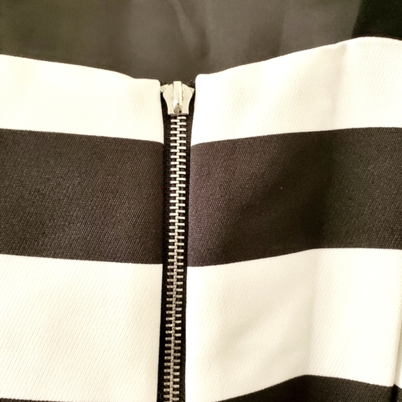 Black and white striped fit and flare midi vintage v neck dress - Picture 3 of 4